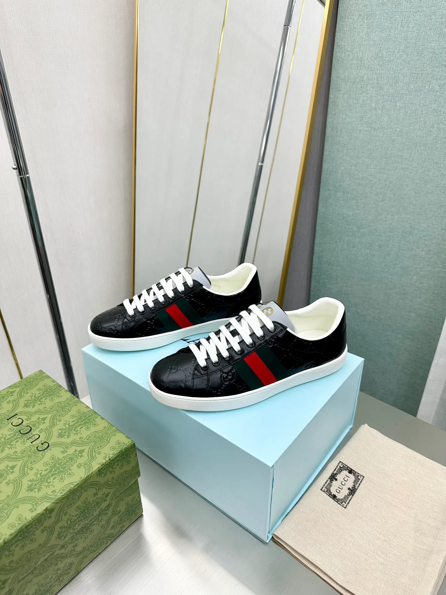 👟👟Ex-factory price 540👟👟 Men's size +10 Top version: Gucci G family classic Ace series Embroidery Little Bee White Shoes Couple Style Ribbon Love Casual Sports Shoes Sneakers Original Purchase Development Production This brand's classic low-top sports shoes interweave golden embroidered bees with red and green webbing. The bee is a classic element of the brand. It appeared in the Gucci ready-to-wear series in the 1970s. Exquisite packaging at the delivery counter🛍📦 ▪️Fabrics: Original custom imported first-layer cowhide ▪️Foots: Original custom cowhide lining ▪️Sole: Original open-molded rubber non-slip material ▪️Sole thickness: 2.5CM ▪️Size: Women's 34-41 (customized 34/41) ▪️Size: Men's 38-46 (38/46 customized)
